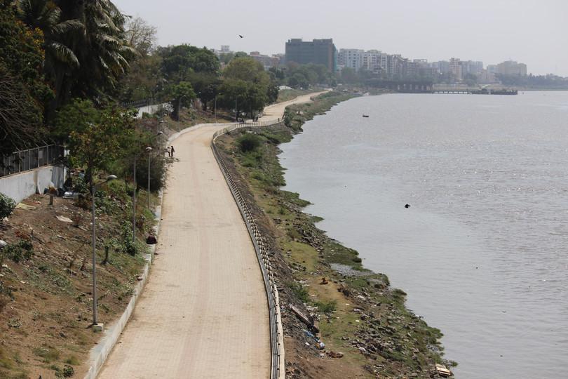 c. Tapi river front under construction
: A photograph of the Tapi river front under construction.
